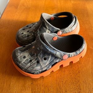 Unisex toddler camo crocs - size 8/9
